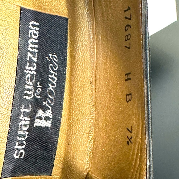 Stuart Weitzman Women's Black and Gold Courts - Picture 6 of 7